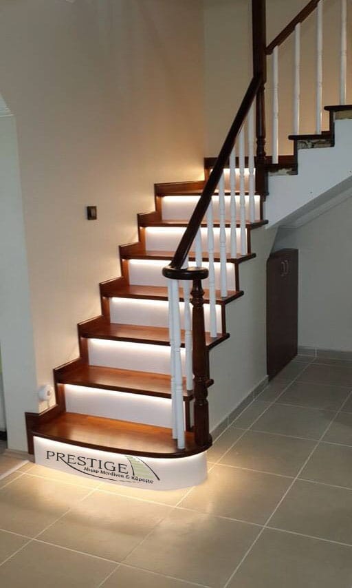 Modern lake tornalı küpeşte modeli, sade torna formu ve mat lake boya ile üretilmiş merdiven korkuluğu